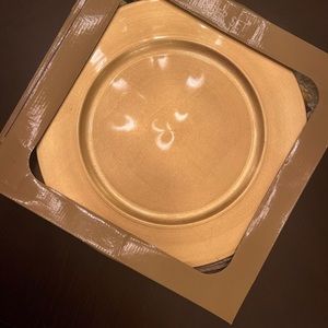 NWOT Holiday Time 4 piece CHARGER SET